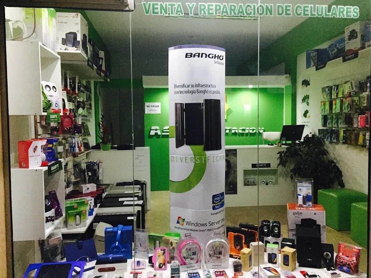 Vidriera del primer local de Agustín Scorza en Laguna Larga, Córdoba, con el cartel «Venta y reparación de celulares»