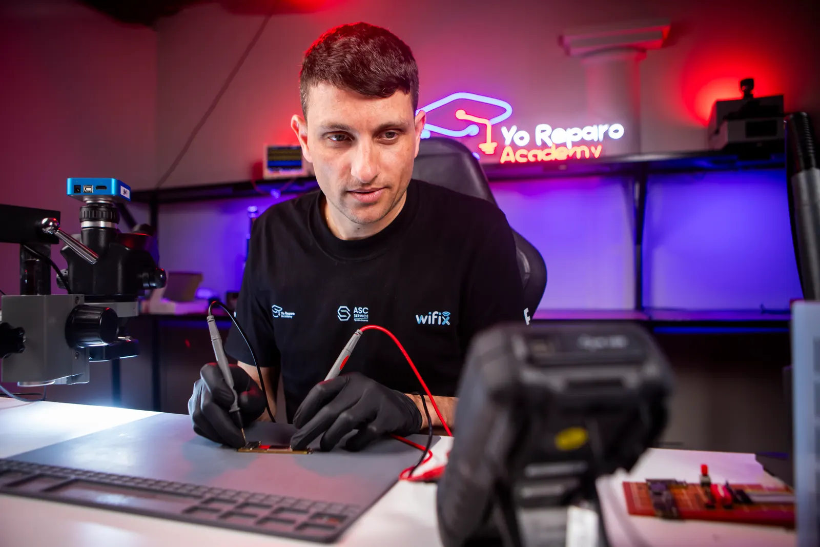 Agustín Scorza midiendo una placa en el laboratorio donde graba la formación de Yo Reparo Academy